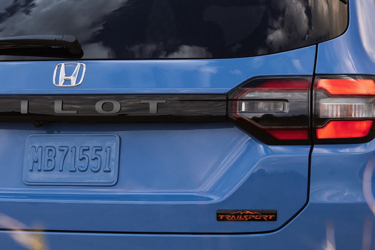 Dù hành khách chọn như thế nào thì hàng ghế thứ hai cũng có khoảng duỗi chân 600 mm. Hàng ghế này cũng có thể ngả thêm 4 độ so với trước, lên 10 độ. Phía sau hàng ghế cuối là khoang hành lý có thể tích 635 lít. Nếu gập cả hai hàng ghế sau, thể tích khoang hành lý sẽ tăng lên 3.219 lít, tăng 132 lít so với thế hệ cũ. Không chỉ tiện nghi và thực dụng hơn, Honda Pilot 2023 còn được cải thiện về mặt an toàn.