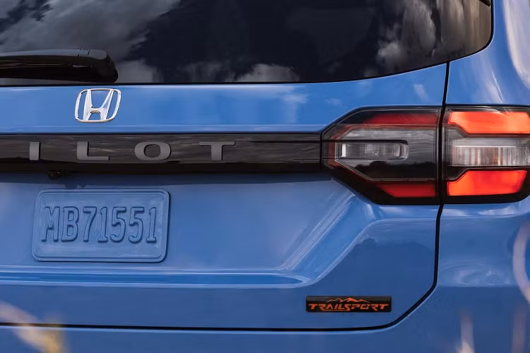 Dù hành khách chọn như thế nào thì hàng ghế thứ hai cũng có khoảng duỗi chân 600 mm. Hàng ghế này cũng có thể ngả thêm 4 độ so với trước, lên 10 độ. Phía sau hàng ghế cuối là khoang hành lý có thể tích 635 lít. Nếu gập cả hai hàng ghế sau, thể tích khoang hành lý sẽ tăng lên 3.219 lít, tăng 132 lít so với thế hệ cũ. Không chỉ tiện nghi và thực dụng hơn, Honda Pilot 2023 còn được cải thiện về mặt an toàn.