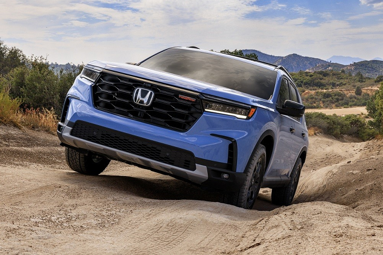 Do đó, không quá lời khi gọi Honda Pilot 2023 là phiên bản phóng to của CR-V. Sự tương đồng với CR-V thế hệ mới được thể hiện khá rõ qua thiết kế đầu xe của Honda Pilot 2023. Theo đó, mẫu SUV này cũng được trang bị đầu xe thẳng đứng với lưới tản nhiệt hình lục giác cỡ lớn. Bên trong lưới tản nhiệt này là những mắt lưới hình tổ ong giống với Honda CR-V 2023.