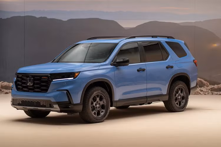 Tuy nhiên, Pilot 2023 không được trang bị cửa gió điều hòa nằm trải dài trên mặt táp-lô và trang trí bằng tấm lưới bên trên như những mẫu xe Honda đời mới khác. Thay vào đó, mẫu SUV này chỉ được trang bị cửa gió thông thường, nằm phía trên các núm xoay chỉnh điều hòa. Chưa hết, xe còn đi kèm sạc không dây, có thể hỗ trợ 2 điện thoại thông minh cùng một lúc.