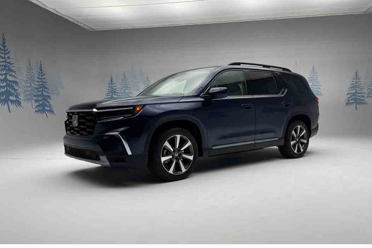 Đặc biệt, bản TrailSport còn có hệ thống TrailWatch mới, dùng 4 camera ngoại thất để giúp người lái tránh chướng ngoại vật nằm trong điểm mù. Nằm bên dưới nắp ca-pô của Pilot 2023 là động cơ mạnh nhất của gia đình Honda. Ngoài ra, hãng Honda còn khẳng định đây là một trong những động cơ mượt mà nhất phân khúc.