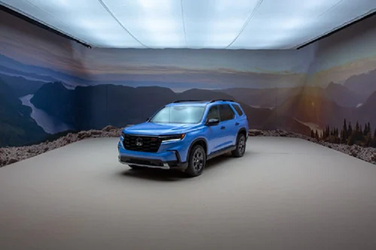 Riêng 2 bản Touring và Elite sẽ được trang bị hệ thống âm thanh Bose 12 loa với loa trầm. Với bản TrailSport, xe được dùng chỉ khâu màu cam trên ghế và vô lăng cùng thảm 4 mùa để bảo vệ nội thất khỏi bùn đất, cát hoặc tuyết. Tựa đầu ghế trước còn thêu dòng chữ "TrailSport" như dấu hiệu nhận biết.