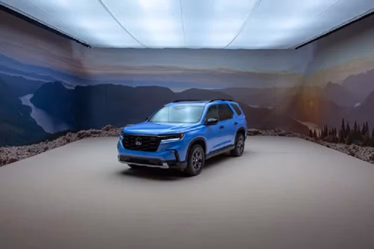 Riêng 2 bản Touring và Elite sẽ được trang bị hệ thống âm thanh Bose 12 loa với loa trầm. Với bản TrailSport, xe được dùng chỉ khâu màu cam trên ghế và vô lăng cùng thảm 4 mùa để bảo vệ nội thất khỏi bùn đất, cát hoặc tuyết. Tựa đầu ghế trước còn thêu dòng chữ "TrailSport" như dấu hiệu nhận biết.