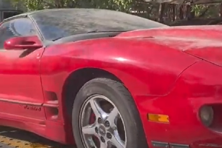 Pontiac Firebird có tổng cộng 4 thế hệ và chiếc xe trong bài thuộc thế hệ thứ 4, sản xuất từ 1993 đến 2002. Chiếc siêu xe hiện nay đã không còn sản xuất và trở thành hàng hiếm khiến giới chơi xe phải phát thèm.