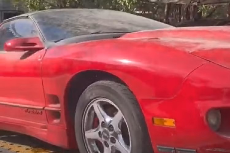 Pontiac Firebird có tổng cộng 4 thế hệ và chiếc xe trong bài thuộc thế hệ thứ 4, sản xuất từ 1993 đến 2002. Chiếc siêu xe hiện nay đã không còn sản xuất và trở thành hàng hiếm khiến giới chơi xe phải phát thèm.