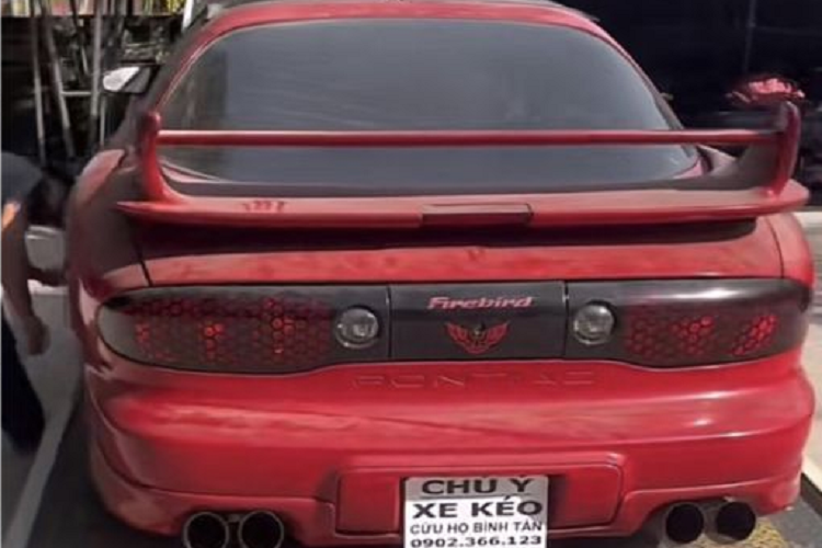 Người này cho biết, chiếc xe đã lâu không sử dụng nên sẽ phải sửa sang lại rất nhiều. Dự kiến phải 3 tháng mới xong. Dù vậy người này vẫn tỏ ra rất hài lòng khi có được siêu phẩm Pontiac Firebird trong tay. Pontiac Firebird được biết đến là dòng xe huyền thoại của Mỹ ra đời từ năm 1967 cho tới năm 2002.