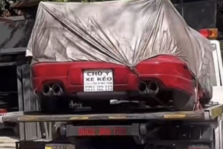 Dù chiếc xe nhìn khá bụi bặm và có vẻ đã rất lâu rồi không sử dụng, nhưng nhiều người vẫn nhìn ra đây là chiếc siêu xe Pontiac Firebird đời cũ. Được biết, chủ nhân của đoạn video ngay sau 72 giờ đàm phán với gia đình đã nhanh tay chốt ngay chiếc siêu xe với giá đúng bằng 20 cây vàng.