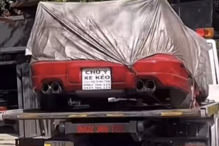 Dù chiếc xe nhìn khá bụi bặm và có vẻ đã rất lâu rồi không sử dụng, nhưng nhiều người vẫn nhìn ra đây là chiếc siêu xe Pontiac Firebird đời cũ. Được biết, chủ nhân của đoạn video ngay sau 72 giờ đàm phán với gia đình đã nhanh tay chốt ngay chiếc siêu xe với giá đúng bằng 20 cây vàng.