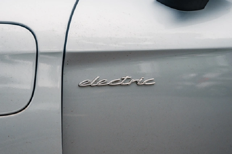 Porsche Taycan Cross Turismo không phải chiếc wagon thuần điện đầu tiên trên thị trường nhưng là xe mạnh nhất, danh tiếng nhất trong phân khúc này tới hiện tại. Mức giá xe Porsche Taycan 4S Cross Turismo tiêu chuẩn chính hãng bán ra từ 5,64 tỷ đồng.