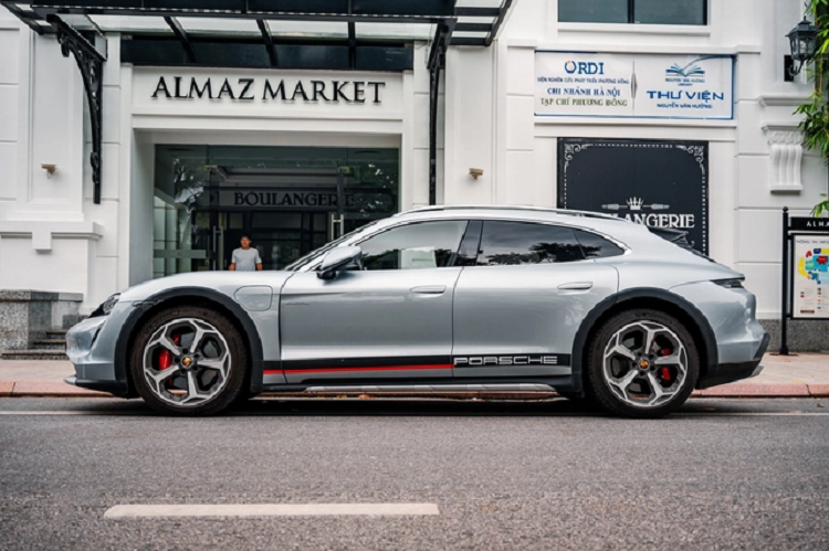 Sự khác biệt lớn nhất của Porsche Taycan Cross Turismo bản off-road so với bản thường ở phần nóc cao hơn, được kéo dài về sau theo phong cách xe estate. Trần xe cao hơn đến 47 mm giúp khoảng trần thoáng hơn khi ngồi trong.