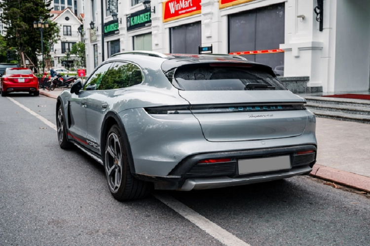 Taycan còn có một biến thể khác là Sport Turismo với thiết kế giống hệt bản Cross Turismo trong bài, sự khác biệt ở chỗ bản Cross sẽ có thêm chi tiết nhựa đen ở vòm bánh xe để bảo vệ xe khi đi offroad.