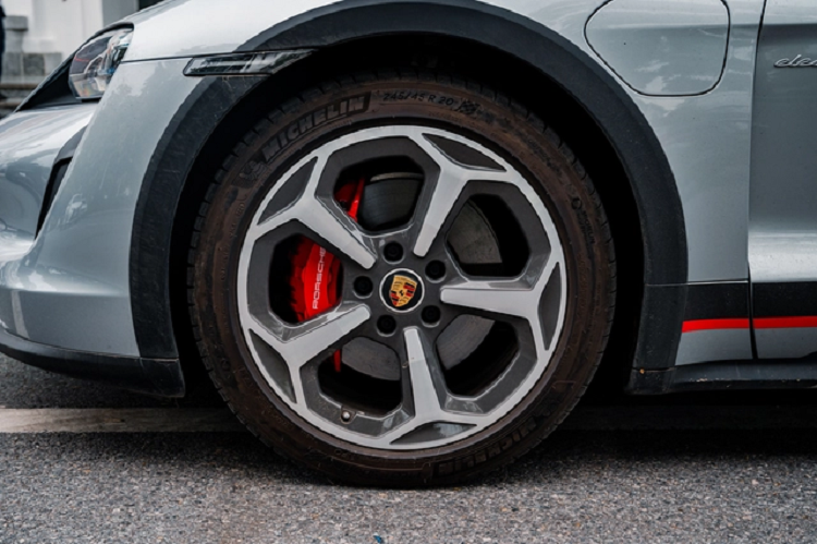 Bộ mâm 5 chấu, kích thước 20 inch hoàn thiện hai tông màu. Ẩn phía sau là cùm phanh đỏ thể thao.Phiên bản 4S Cross Turismo có công suất 483 mã lực