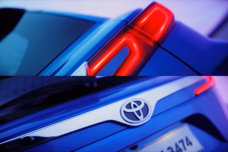 "Trái tim" của Toyota Urban Cruiser HyRyder 2022 sẽ là 2 hệ truyền động hybrid khác nhau, đều dùng động cơ xăng 4 xi-lanh, hút khí tự nhiên, dung tích 1.5L. Thứ nhất là hệ truyền động mild hybrid với có công suất tối đa 103 mã lực và mô-men xoắn cực đại 137 Nm, tương tự Suzuki Ertiga Hybrid 2022 sắp ra mắt Việt Nam. Động cơ kết hợp với hộp số sàn 6 cấp hoặc hộp số tự động 6 cấp. Thứ hai là hệ truyền động hybrid mạnh hơn với công suất tối đa khoảng 115 mã lực và kết hợp với hộp số biến thiên vô cấp CVT.