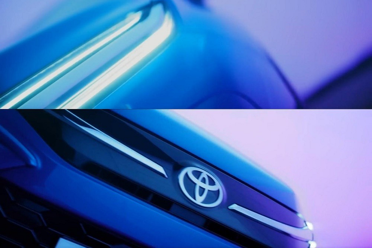 Bên ngoài, Toyota Urban Cruiser HyRyder 2022 cũng có một số chi tiết thiết kế nổi bật như lưới tản nhiệt hình thang cỡ lớn và hệ thống đèn 2 tầng trên đầu xe. Nằm trên là 2 dải đèn LED định vị ban ngày nằm song song và nối liền với nẹp mạ crôm vắt ngang đầu xe. Bên dưới là cụm đèn pha nằm trong hốc hình tứ giác màu đen, đi kèm viền mạ crôm.