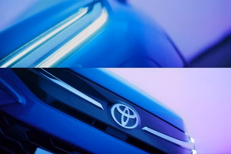 Bên ngoài, Toyota Urban Cruiser HyRyder 2022 cũng có một số chi tiết thiết kế nổi bật như lưới tản nhiệt hình thang cỡ lớn và hệ thống đèn 2 tầng trên đầu xe. Nằm trên là 2 dải đèn LED định vị ban ngày nằm song song và nối liền với nẹp mạ crôm vắt ngang đầu xe. Bên dưới là cụm đèn pha nằm trong hốc hình tứ giác màu đen, đi kèm viền mạ crôm.