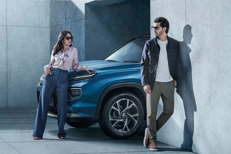 Ngoài ra, Toyota Urban Cruiser HyRyder 2022 còn có khe gió hẹp dưới logo của hãng trên đầu xe, bộ vành hợp kim với thiết kế 5 chấu kép hình chữ "Y", sơn phối 2 màu thể thao, hốc bánh vuông vức đi kèm nẹp nhựa màu đen và logo "Hybrid" ở cửa trước. Đằng sau, Toyota Urban Cruiser HyRyder 2022 được trang bị cụm đèn hậu hình chữ "C".