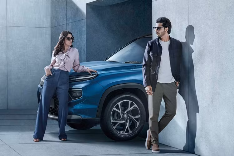 Ngoài ra, Toyota Urban Cruiser HyRyder 2022 còn có khe gió hẹp dưới logo của hãng trên đầu xe, bộ vành hợp kim với thiết kế 5 chấu kép hình chữ "Y", sơn phối 2 màu thể thao, hốc bánh vuông vức đi kèm nẹp nhựa màu đen và logo "Hybrid" ở cửa trước. Đằng sau, Toyota Urban Cruiser HyRyder 2022 được trang bị cụm đèn hậu hình chữ "C".