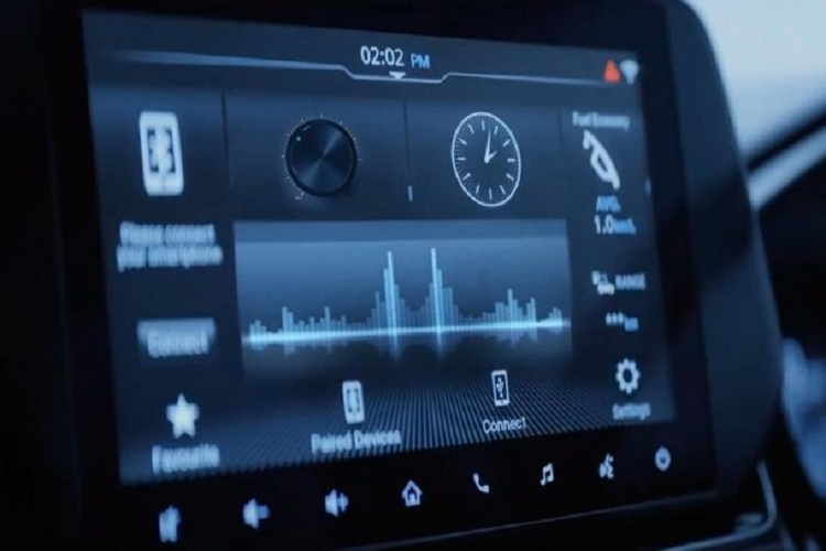 Qua đoạn video, có thể thấy mẫu xe SUV Toyota Urban Cruiser HyRyder 2022 được trang bị mặt táp-lô bọc da màu nâu phối đen. Trên mặt táp-lô còn có những điểm nhấn màu bạc, tạo cảm giác cao cấp cho mẫu SUV giá rẻ này.