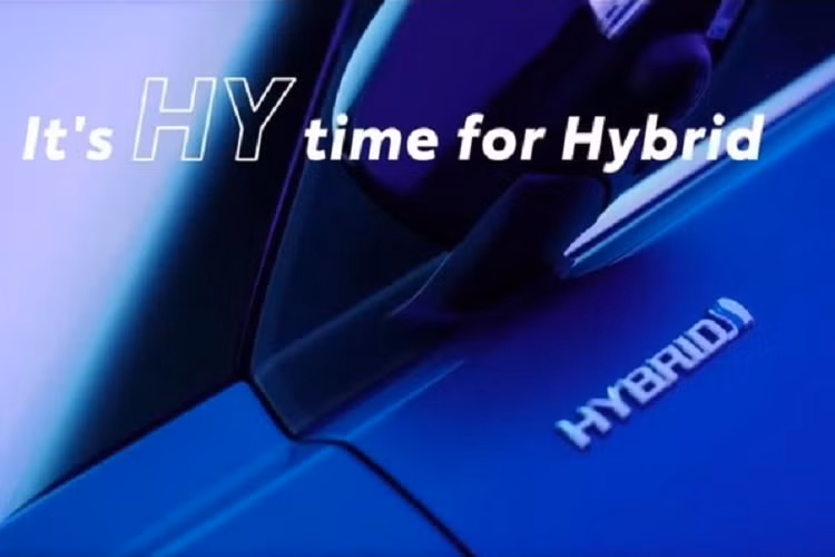 Chưa hết, Toyota Urban Cruiser HyRyder 2022 còn được xác nhận là sẽ có hệ dẫn động 4 bánh toàn thời gian AWD tùy chọn ở phiên bản mild hybrid. Trong khi đó, phiên bản dùng hệ truyền động hybrid mạnh hơn sẽ chỉ có hệ dẫn động cầu trước. Tại thị trường Ấn Độ, giá xe Toyota Urban Cruiser HyRyder 2022 dự kiến khởi điểm từ 1 triệu Rupee (khoảng 297 triệu đồng). Xe là đối thủ của Kia Seltos và Hyundai Creta.