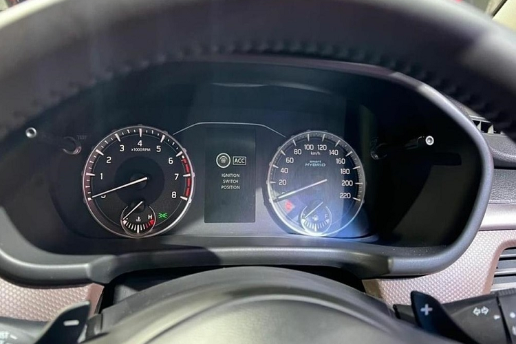 Tiếp đến là những trang bị an toàn như 6 túi khí, hệ thống kiểm soát hành trình, hệ thống chống bó cứng phanh ABS, phân bổ lực phanh điện tử EBD, camera 360 độ và hệ thống hỗ trợ khởi hành ngang dốc. Suzuki Brezza 2022 chính là mẫu SUV hạng A đầu tiên trong phân khúc có camera 360 độ. Nguồn cung cấp sức mạnh cho Suzuki Brezza 2022 là hệ truyền động mild hybrid với động cơ xăng 4 xi-lanh, dung tích 1.5L và mô-tơ điện, tương tự Ertiga cũng như XL6. 