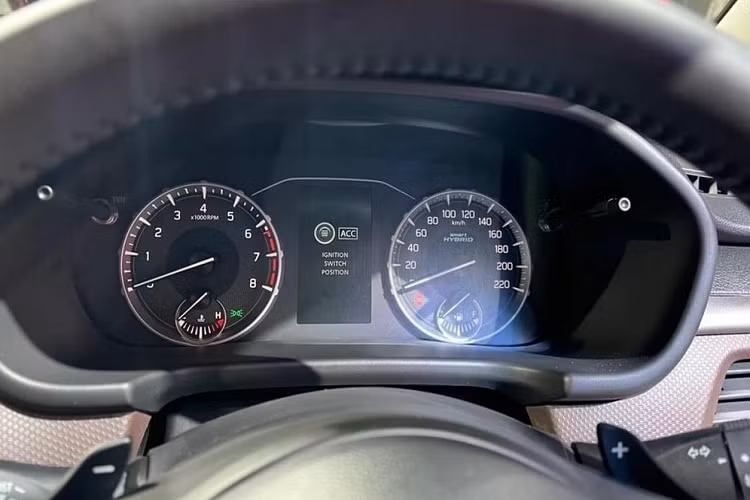 Tiếp đến là những trang bị an toàn như 6 túi khí, hệ thống kiểm soát hành trình, hệ thống chống bó cứng phanh ABS, phân bổ lực phanh điện tử EBD, camera 360 độ và hệ thống hỗ trợ khởi hành ngang dốc. Suzuki Brezza 2022 chính là mẫu SUV hạng A đầu tiên trong phân khúc có camera 360 độ. Nguồn cung cấp sức mạnh cho Suzuki Brezza 2022 là hệ truyền động mild hybrid với động cơ xăng 4 xi-lanh, dung tích 1.5L và mô-tơ điện, tương tự Ertiga cũng như XL6. 