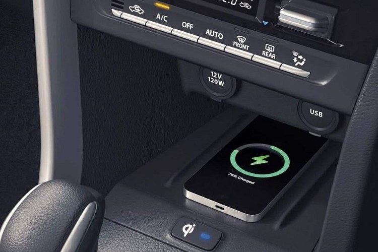 Ở bản cao cấp, xe sẽ đi kèm bộ vành hợp kim mới có đường kính 16 inch và sơn 2 màu. Ngay cả sơn ngoại thất 2 màu với các cột màu đen, tạo hiệu ứng "nóc lơ lửng", cũng chỉ dành cho bản cao cấp. 