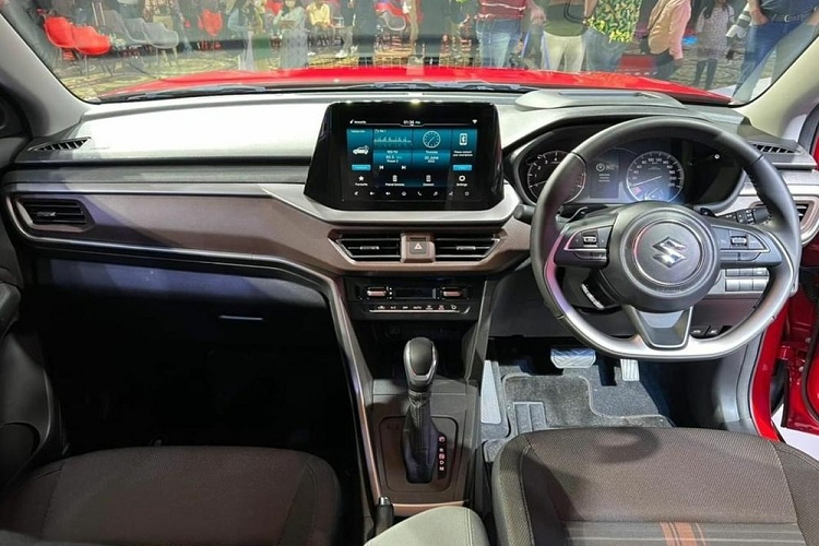 Không chỉ ngoại thất, hãng Suzuki còn thổi làn gió mới cho nội thất của Brezza. Bên trong xe, mẫu SUV hạng A này được trang bị mặt táp-lô phối 2 màu đen - nâu mới, gợi liên tưởng đến người anh em Suzuki Baleno 2022. Ngoài ra, trên mặt táp-lô và mặt cửa còn có những chi tiết ốp trang trí màu bạc tương phản. Ngay cả các nút bấm, vô lăng, bảng đồng hồ và màn hình thông tin giải trí của Suzuki Brezza 2022 cũng giống với Baleno mới. 