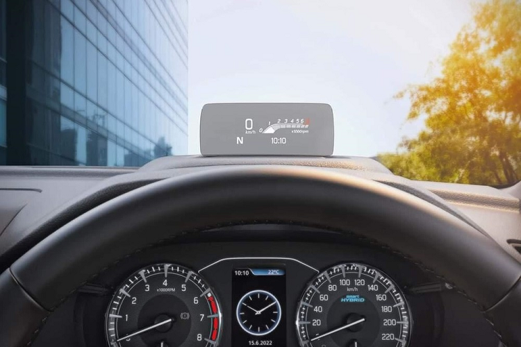 Hệ truyền động này tạo ra công suất tối đa 103 mã lực và mô-men xoắn cực đại 137 Nm. Đây cũng là mẫu xe mild hybrid đầu tiên trong phân khúc SUV hạng A tại Ấn Độ. Suzuki Brezza 2022 sẽ được trang bị hộp số sàn 5 cấp tiêu chuẩn hoặc hộp số tự động 6 cấp với lẫy chuyển số sau vô lăng dành cho bản cao cấp. 