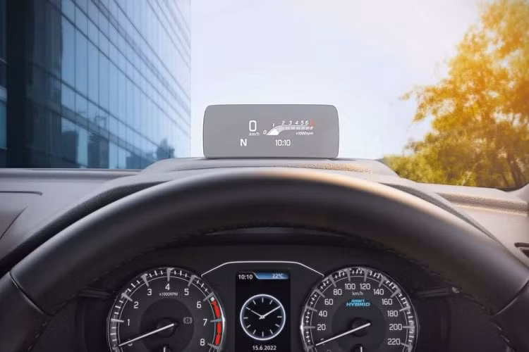 Hệ truyền động này tạo ra công suất tối đa 103 mã lực và mô-men xoắn cực đại 137 Nm. Đây cũng là mẫu xe mild hybrid đầu tiên trong phân khúc SUV hạng A tại Ấn Độ. Suzuki Brezza 2022 sẽ được trang bị hộp số sàn 5 cấp tiêu chuẩn hoặc hộp số tự động 6 cấp với lẫy chuyển số sau vô lăng dành cho bản cao cấp. 