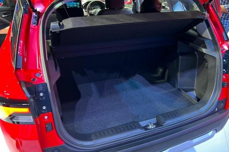 Tại thị trường Ấn Độ, Suzuki Brezza 2022 được chia thành 4 bản trang bị, bao gồm LXi, VXi, ZXI và ZXI+. Giá xe Suzuki Brezza 2022 dao động từ 799.000 - 1.396.000 Rupee (khoảng 235 - 410 triệu đồng). Xe sẽ cạnh tranh với những đối thủ như Kia Sonet, Nissan Magnite và Hyundai Venue. 