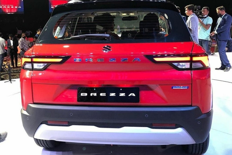 Trên nóc xe còn có baga màu bạc và ăng-ten hình vây cá. Đằng sau, Suzuki Brezza 2022 được trang bị cụm đèn hậu nằm ngang với thiết kế hẹp hơn trước và không nối liền với nhau như xu hướng hiện nay. Bên cạnh đó là tem chữ nổi "Brezza" nằm giữa 2 đèn hậu, cánh gió mui, cản sau màu đen và tấm ốp gầm màu bạc. 