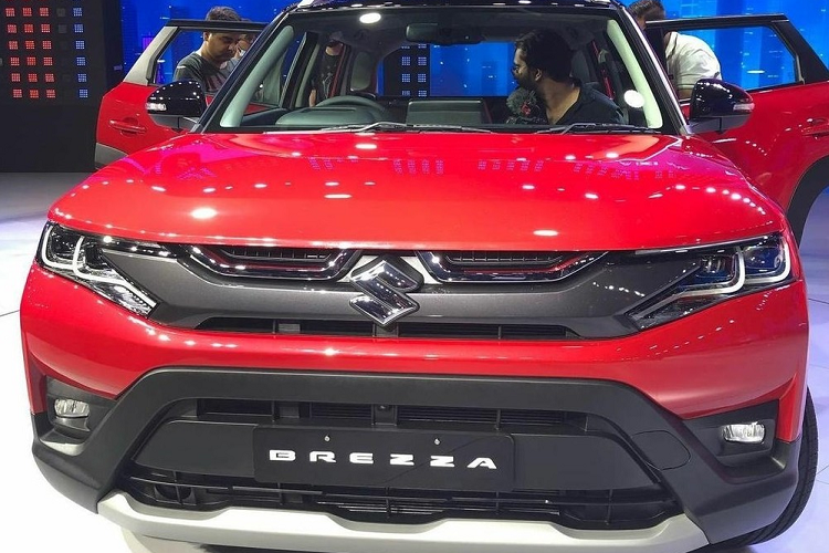 Đúng như những hình ảnh rò rỉ từ trước đó, Suzuki Brezza 2022 cho đô thị được áp dụng phong cách thiết kế mới. Theo đó, mẫu SUV hạng A này được trang bị nắp ca-pô hình vỏ sò phẳng hơn, hệ thống đèn pha với 2 bóng LED vuông vức, bao quanh bằng dải đèn LED định vị ban ngày và đèn sương mù trước mới. Cụm đèn pha này nối liền với nẹp dày dặn sơn màu xám nòng súng, nằm ngay bên dưới lưới tản nhiệt. 