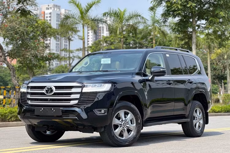 Cụ thể như mẫu Toyota Alphard cũ có giá trung bình cho phiên bản Executive Lounge S hybrid 2021 là 8,25 triệu Yên, tương đương 61.827 USD (khoảng 1,45 tỷ đồng), trong khi giá xe mới chỉ 58.080 USD (khoảng 1,36 tỷ đồng). Các đơn đặt hàng mới cho Land Cruiser, Alphard và Harrier đã bị tạm dừng tại Nhật Bản do cung không đủ cầu và hiện vẫn chưa có thông tin nào về thời gian Toyota khởi động lại việc nhận hàng.