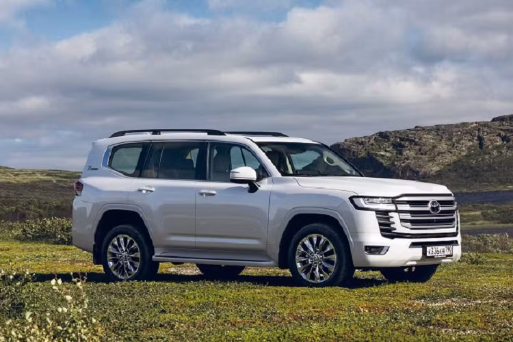 Lượng đơn đặt hàng tồn đọng của Toyota Nhật Bản hiện khoảng 1 triệu xe, gần 1/3 sản lượng nội địa hàng năm của hãng. Theo báo cáo của Asia Nikkei, những chiếc Toyota Land Cruiser cũ rao bán hiện đang cao gần gấp đôi so với giá xe mới tại Nhật Bản.