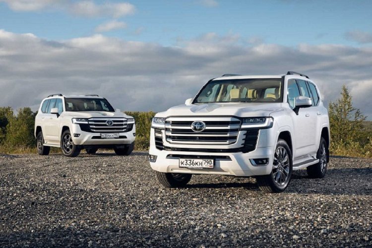 Cụ thể từ cuối tháng 7, Toyota Land Cruiser 2022 đã qua sử dụng được bán với mức giá trung bình 17,05 triệu yên, tương đương 129.000 USD (khoảng 3,02 tỷ đồng). Nguyên nhân đằng sau việc Toyota Land Cruiser cũ “sốt giá” là do thời gian chờ nhận xe mới kéo dài và nhà sản xuất không kịp đáp ứng nhu cầu thị trường.