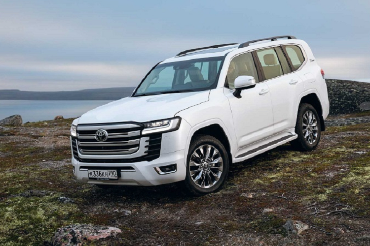 Toyota là một trong những nhà sản xuất ôtô lớn trên thế giới đang phải hứng chịu cuộc khủng hoảng thiếu hụt chip bán dẫn do đại dịch Covid-19 gây ra. Cộng thêm vào đó là một số yếu tố như giá nguyên liệu thô tăng cao và khan hiếm linh kiện, phụ tùng cũng đã ảnh hưởng rất nhiều đến việc sản xuất mẫu SUV này.