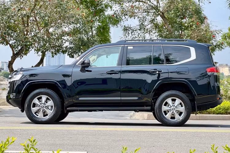 Các đại lý xe cũ thường bán đấu giá xe cho các đại lý ở quốc gia khác. Tình trạng nghịch lý về giá này cũng đang diễn ra trên một số mẫu xe khác của thương hiệu Toyota như Alphard, Harrier, Corolla Cross.