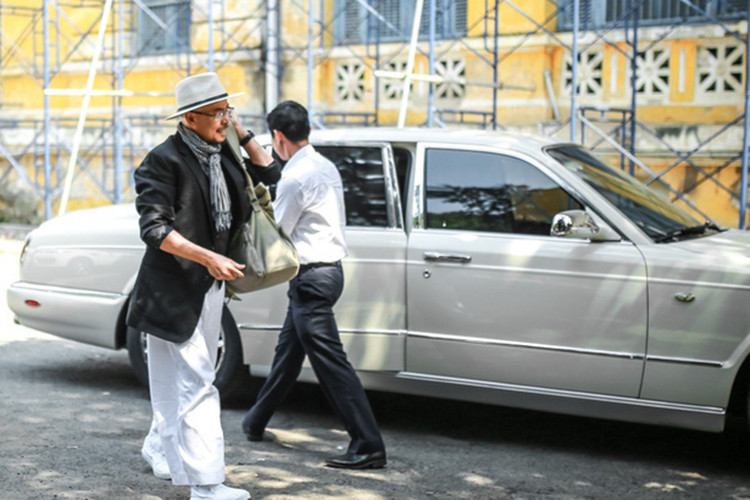 Đội xe siêu sang Rolls-Royce Phantom của Đặng Lê Nguyên Vũ có khoảng 5 chiếc, với 3 xe thuộc bản Coupe và 2 chiếc xe mui trần Rolls-Royce Phantom Drophead Coupe, ông được xem như nhà sưu tập xe Phantom hàng đầu tại Việt Nam.