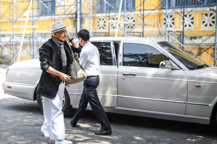 Đội xe siêu sang Rolls-Royce Phantom của Đặng Lê Nguyên Vũ có khoảng 5 chiếc, với 3 xe thuộc bản Coupe và 2 chiếc xe mui trần Rolls-Royce Phantom Drophead Coupe, ông được xem như nhà sưu tập xe Phantom hàng đầu tại Việt Nam.