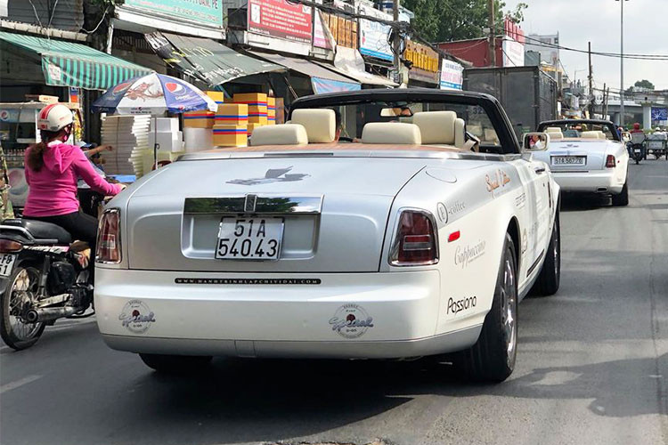 Ngoài 3 chiếc xe siêu sang Rolls-Royce Phantom, đại gia Đặng Lê Nguyên Vũ còn mua 2 chiếc Rolls-Royce Phantom Drophead Coupe để phục vụ chở các ca sĩ, Hoa hậu hay người đẹp đi dự sự kiện của mình hoặc trưng bày cùng dàn xe siêu sang mỗi khi cần.