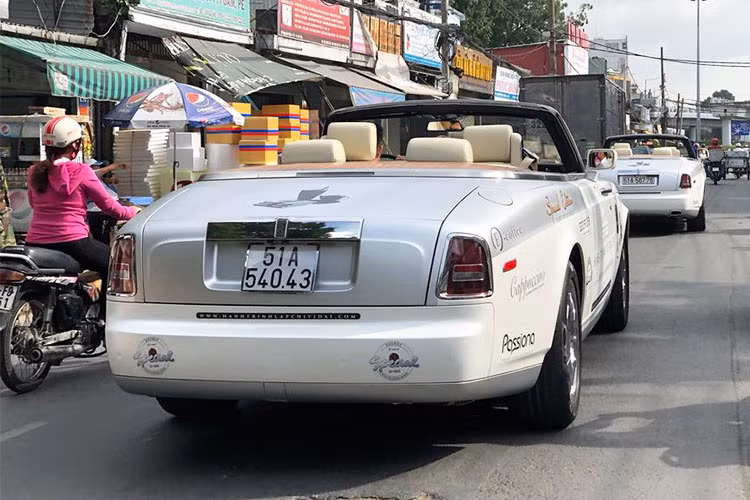 Ngoài 3 chiếc xe siêu sang Rolls-Royce Phantom, đại gia Đặng Lê Nguyên Vũ còn mua 2 chiếc Rolls-Royce Phantom Drophead Coupe để phục vụ chở các ca sĩ, Hoa hậu hay người đẹp đi dự sự kiện của mình hoặc trưng bày cùng dàn xe siêu sang mỗi khi cần.