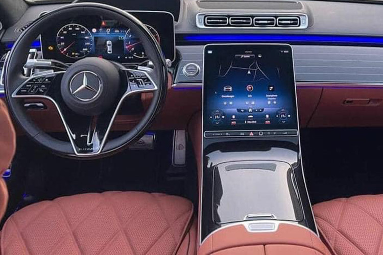 S680 Maybach không chỉ sở hữu một vẻ ngoài sang trọng, mà còn có khoang nội thất vô cùng xa hoa với bảng điều khiển được trang trí bằng nhiều chi tiết ốp gỗ designo open-pore walnut, bộ bàn đạp Maybach độc quyền và đặc biệt là mùi hương đặc trưng trên những chiếc sedan siêu sang Maybach.