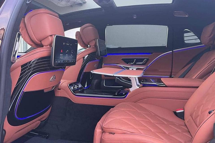 Chưa hết, xe còn được trang bị màn hình công cụ kỹ thuật số 12,3 inch, màn hình trung tâm 12,8 inch, hệ thống âm thanh vòm Burmester 4D, hệ thống thông tin giải trí hàng ghế sau với màn hình kép 11,6 inch và một máy tính bảng điều khiển ở bệ tỳ tay trung tâm.