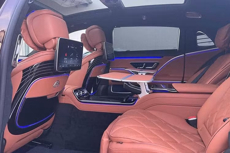 Chưa hết, xe còn được trang bị màn hình công cụ kỹ thuật số 12,3 inch, màn hình trung tâm 12,8 inch, hệ thống âm thanh vòm Burmester 4D, hệ thống thông tin giải trí hàng ghế sau với màn hình kép 11,6 inch và một máy tính bảng điều khiển ở bệ tỳ tay trung tâm.