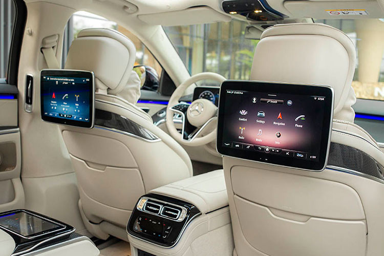 Trên cả S450 và S450 Luxury, hệ thống giải trí cao cấp MBUX High-end dành cho hàng ghế sau bao gồm hai màn hình cảm ứng 11,6 inch đặt sau lưng ghế trước. Trên S 450 Luxury, máy tính bảng MBUX được tích hợp trong tựa tay trung tâm và có thể tháo rời để sử dụng bên ngoài xe cũng như cài đặt các ứng dụng Android.
