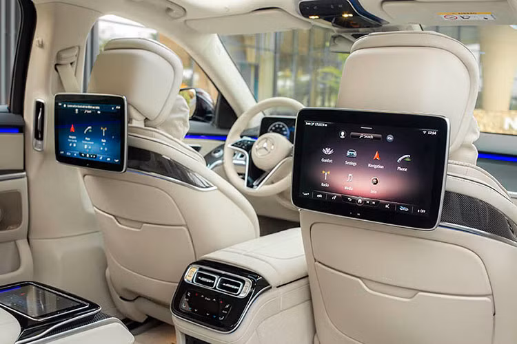 Trên cả S450 và S450 Luxury, hệ thống giải trí cao cấp MBUX High-end dành cho hàng ghế sau bao gồm hai màn hình cảm ứng 11,6 inch đặt sau lưng ghế trước. Trên S 450 Luxury, máy tính bảng MBUX được tích hợp trong tựa tay trung tâm và có thể tháo rời để sử dụng bên ngoài xe cũng như cài đặt các ứng dụng Android.