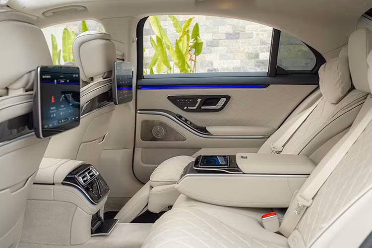 Xe được trang bị động cơ M 256 3.0 lít 6 xy-lanh thẳng hàng mới, tích hợp công nghệ hỗ trợ điện EQ Boost 48V. Với công suất cực đại 367 mã lực tại 5500 - 6100 vòng/phút và mô-men xoắn cực đại 500Nm tại 1600 - 4500 vòng/phút, xe có thể tăng tốc 0 - 100 km/h sau 5,3 giây và đạt tốc độ tối đa 250km/h (được giới hạn điện tử).