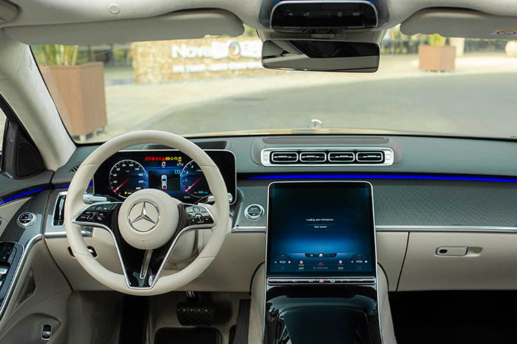 Về ngoại thất, S450 chỉ có một số điểm khác biệt so với dòng xe S500 từng được đại lý tư nhân nhập khẩu về Việt Nam. Nội thất xe được thiết kế tối giản với những trang bị hiện đại vượt bậc, đồng thời đem lại cảm giác sang trọng theo một phương hướng mới cho người dùng.