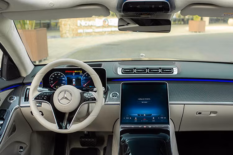 Về ngoại thất, S450 chỉ có một số điểm khác biệt so với dòng xe S500 từng được đại lý tư nhân nhập khẩu về Việt Nam. Nội thất xe được thiết kế tối giản với những trang bị hiện đại vượt bậc, đồng thời đem lại cảm giác sang trọng theo một phương hướng mới cho người dùng.