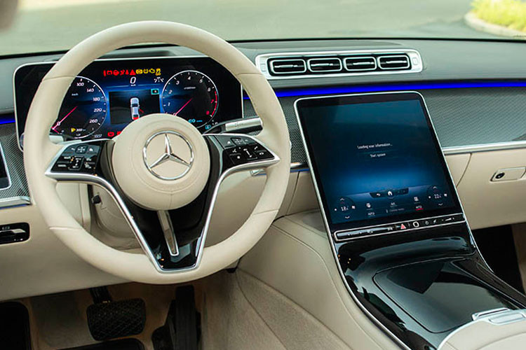 Bảng đồng hồ kỹ thuật số và màn hình giải trí trung tâm của xe là những chi tiết kiến tạo vào phong cách thẩm mỹ mới toàn diện của S-Class. Chủ nhân có thể cá nhân hóa giao diện của hai màn hình này với bốn phong cách khác nhau (Discreet, Sporty, Exclusive, Classic) và ba chế độ sử dụng (Navigation, Assistance, Service).